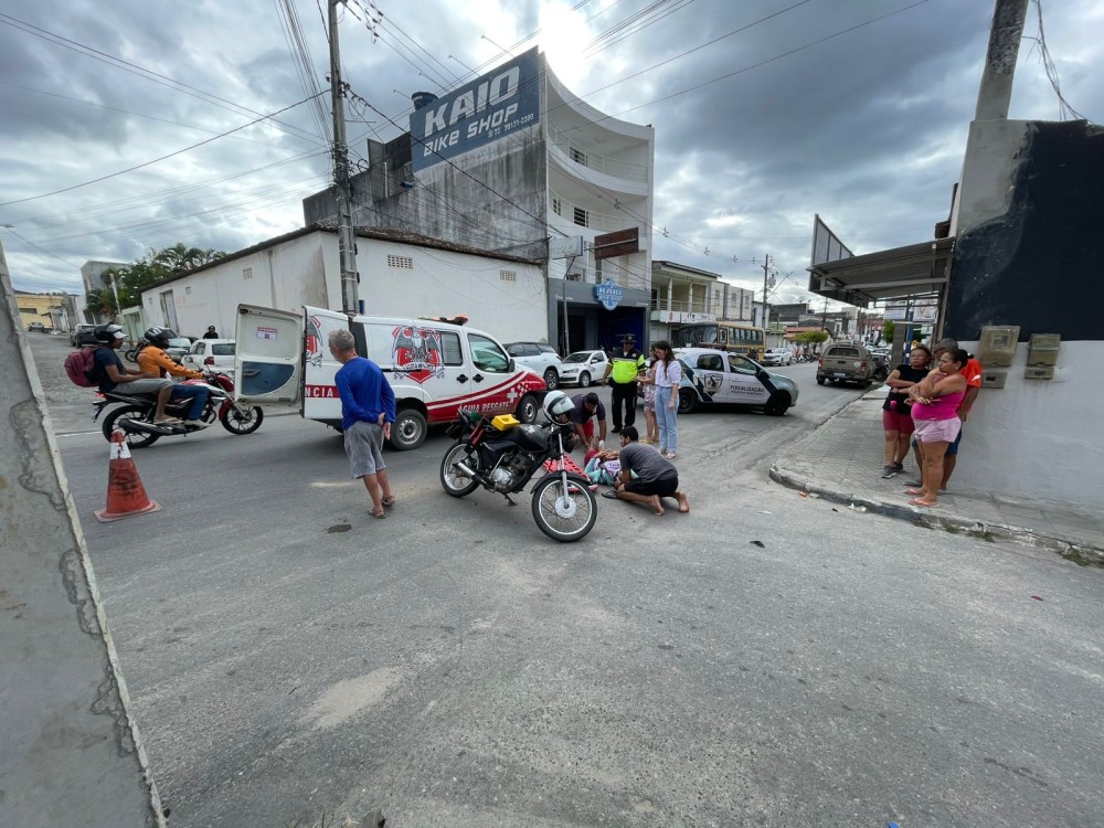 Mulher fica ferida após colisão entre carro e moto próximo a 4° CIA da PM em Conceição do Coité