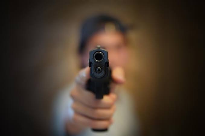 Adolescente é baleado dentro de casa em Ichu; vítima teria suposta ligação com facção criminosa
