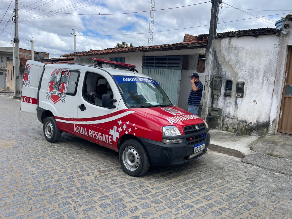 Árvore cai sobre homem durante poda no bairro da Quadra, em Conceição do Coité; vítima possui baixa visão