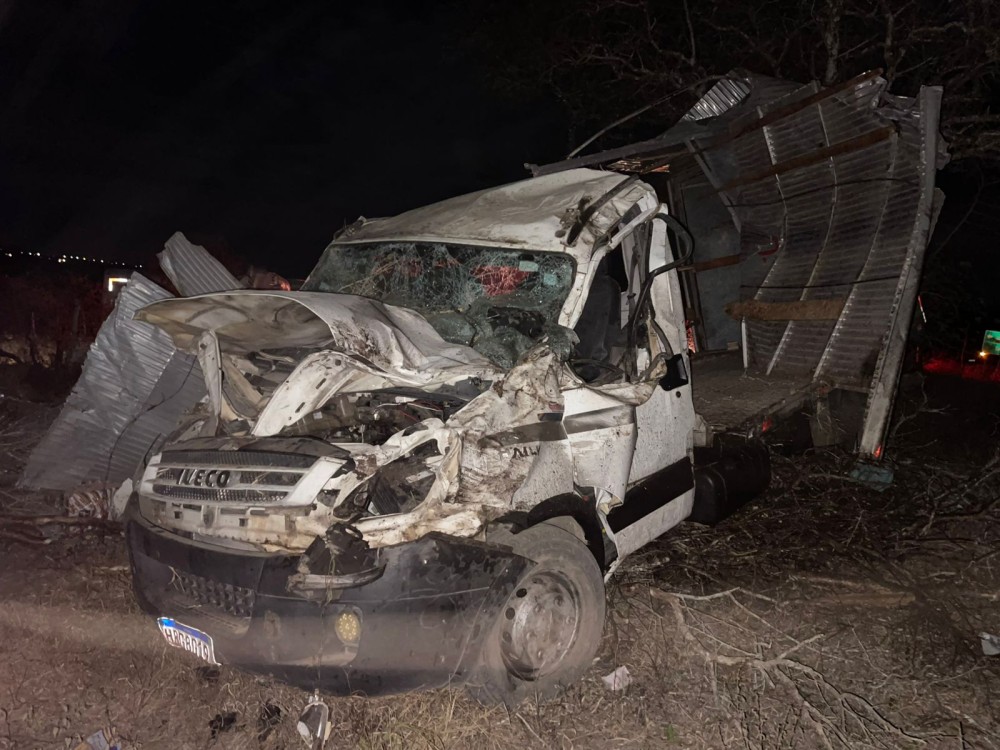 Caminhão carregado com flocos de milho capota na BA-120 entre Coité e Riachão; motorista sofre ferimentos leves