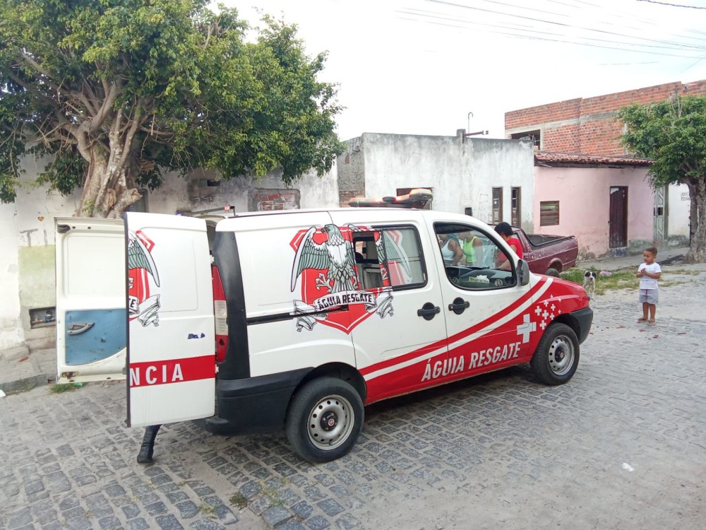 Briga de casal termina com mulher ferida na rua do Cruzeiro em Conceição do Coité; suspeito desferiu golpes de madeira e pedradas na vítima