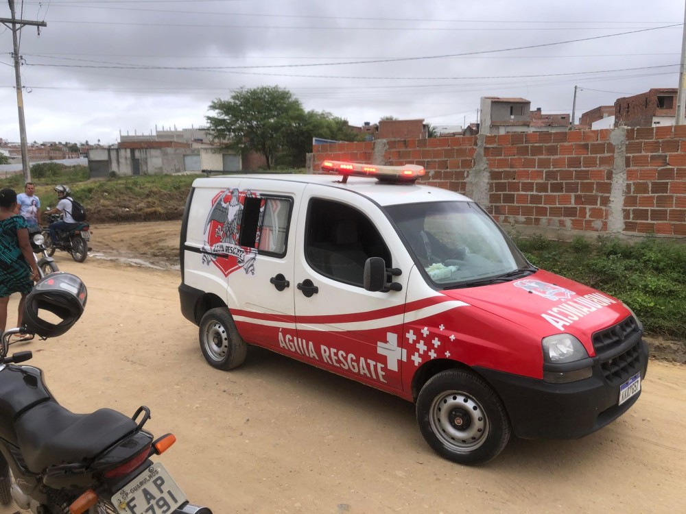 Jovem e adolescente ficam feridos após acidente de moto ao desviar de cachorro em Conceição do Coité; vítimas foram atendidas pelo Águia Resgate