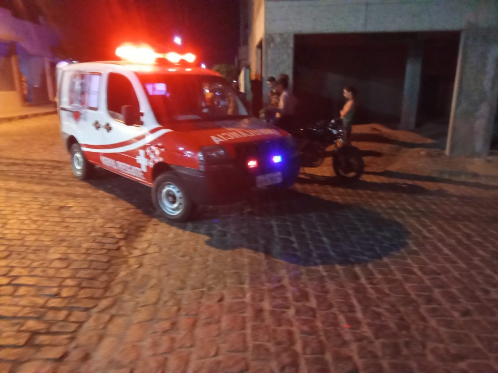 Colisão entre motos deixa jovem ferido na rua Nova em Conceição do Coité