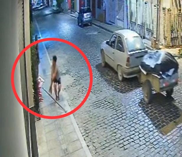 Vídeo mostra vândalo arrancando placa de sinalização no centro de Conceição do Coité; autor será responsabilizado