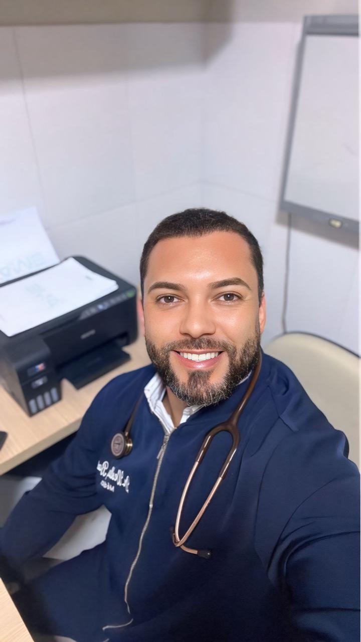 De garçom a médico: coiteense comemora 10 anos de formação com consultas gratuitas a idosos em Conceição do Coité