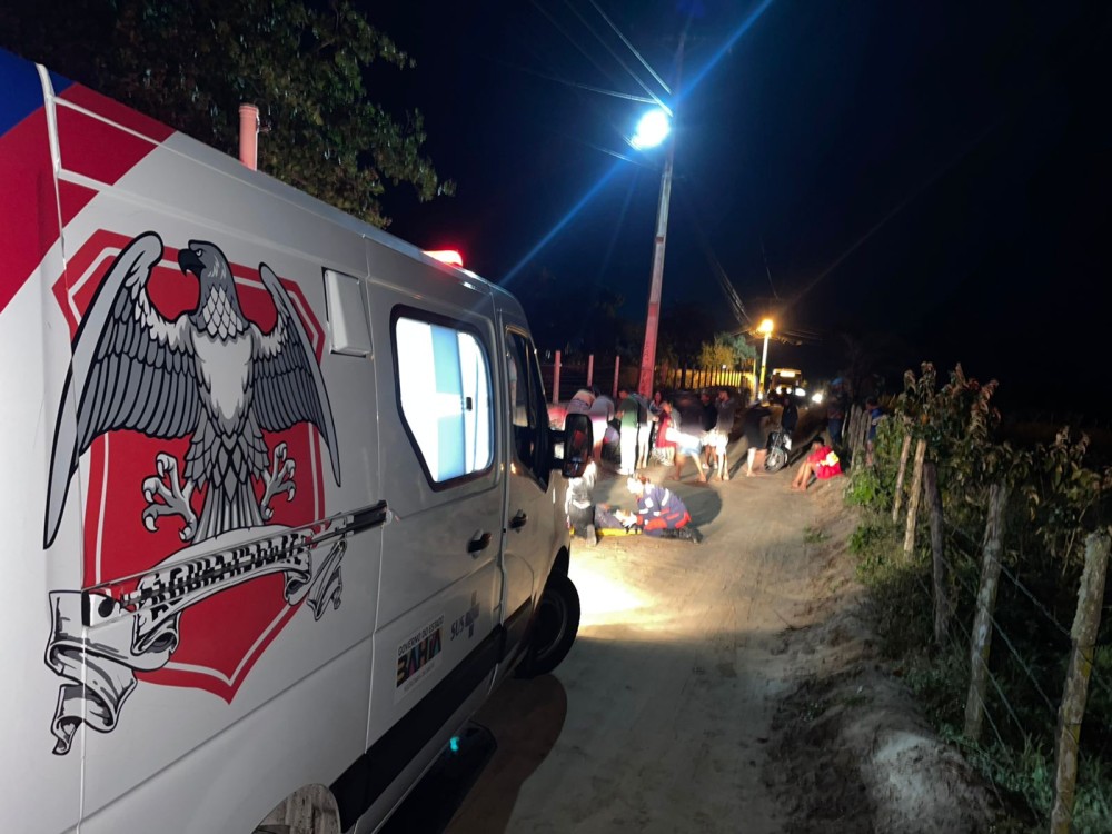 Motociclista e passageiro sofrem ferimentos após batida de moto contra poste na zona rural de Conceição do Coité