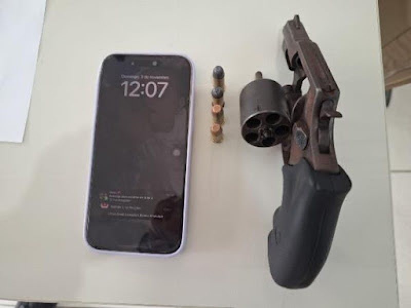 Homem é preso com arma após ameaçar casal em Serrinha