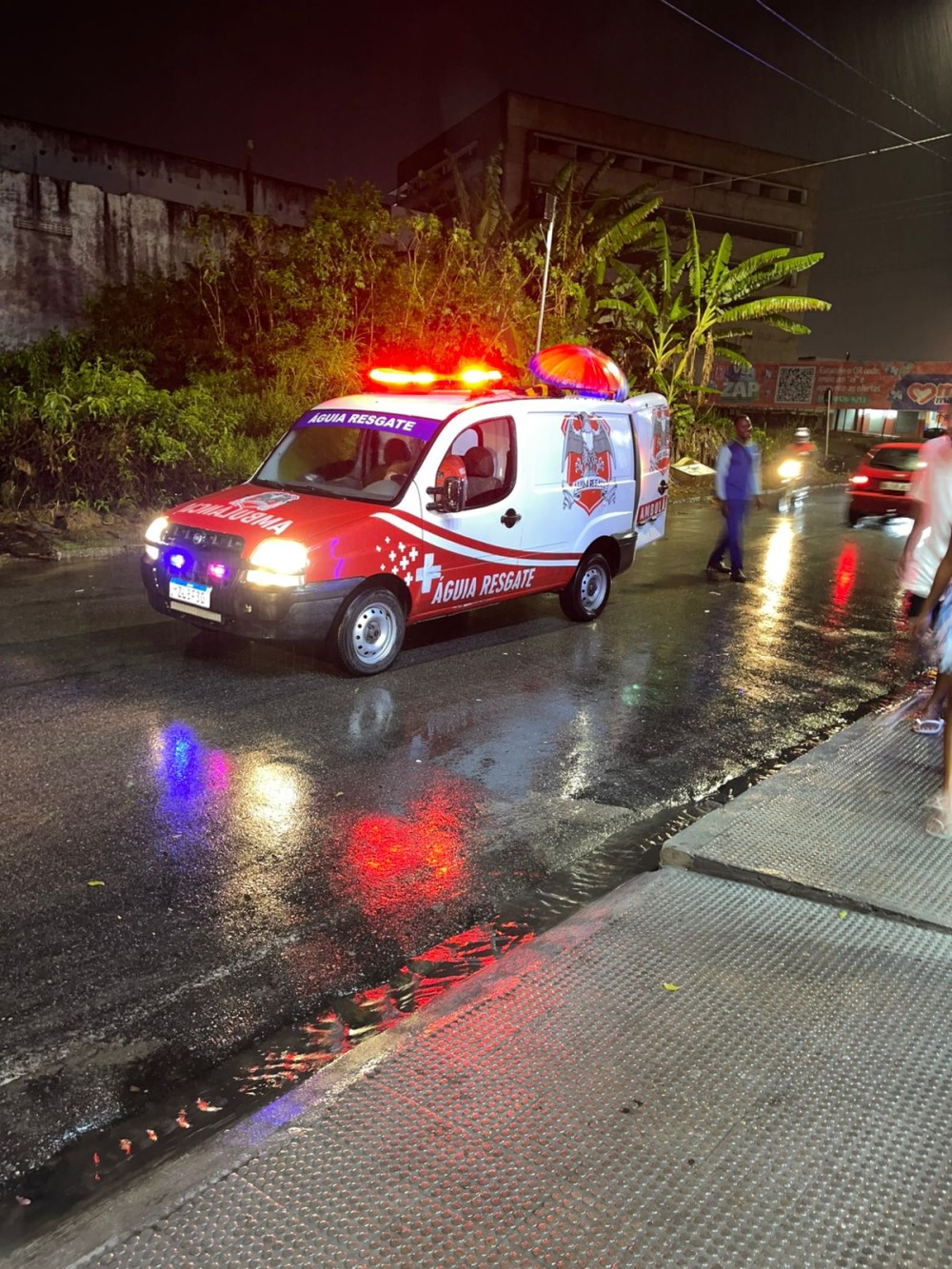 Motociclista fica ferida após ser atingida por porta de veículo aberta de forma repentina em Conceição do Coité