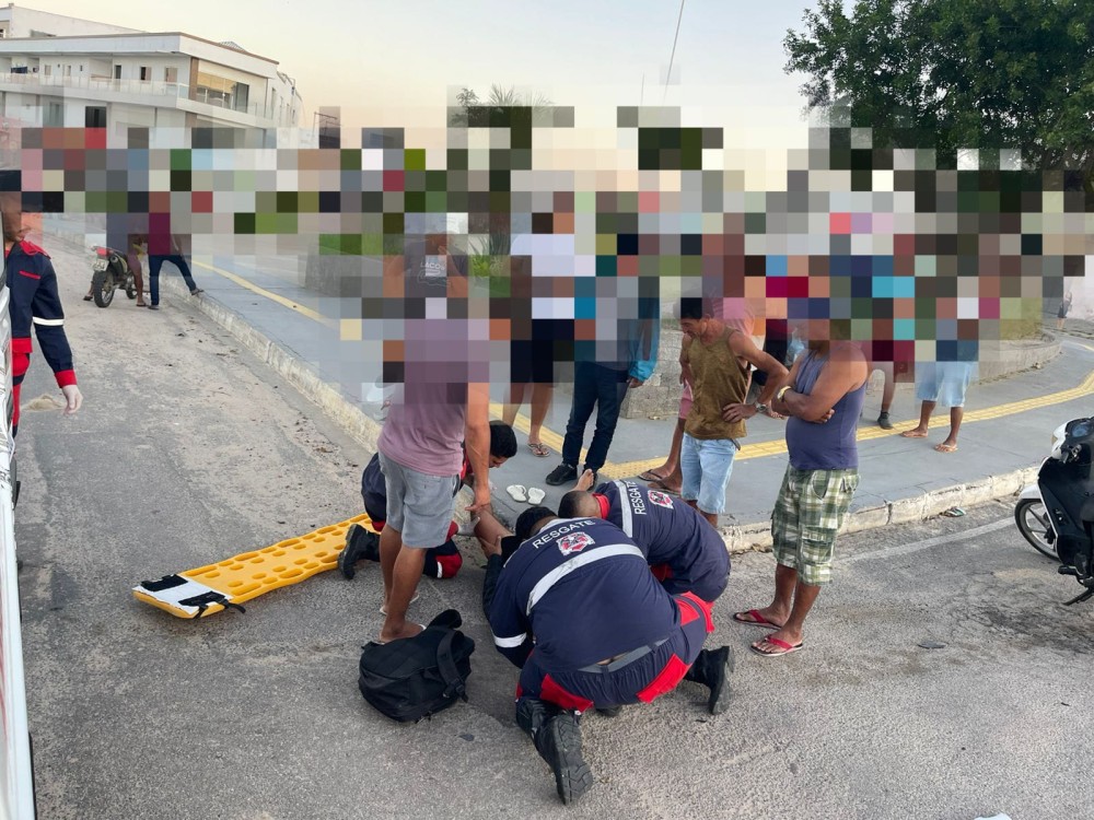 Motociclista é arremessado após colisão com carro na BA-120, próximo ao bairro Açudinho, em Conceição do Coité