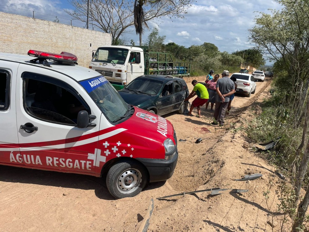 Idoso tem fratura exposta após perder controle de carro, capotar e ser arremessado na zona rural Conceição do Coité