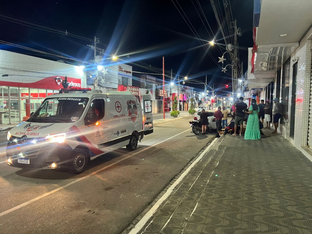 Adolescente fica ferida em colisão entre carro e moto no centro de Conceição do Coité