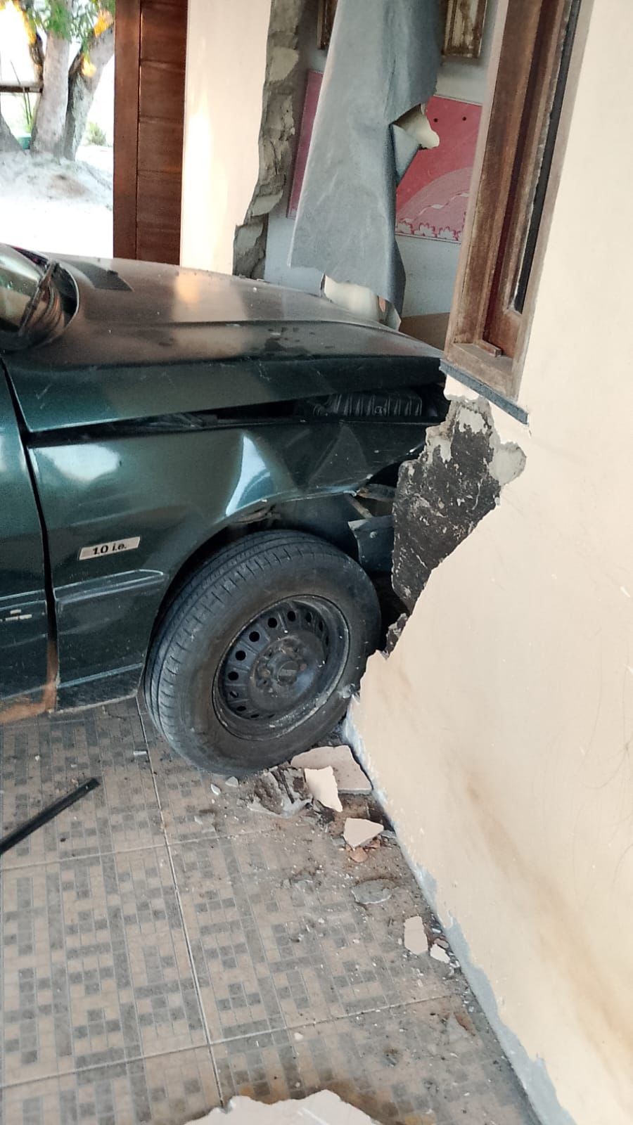 Idoso de 78 anos passa mal, perde o controle do carro e causa acidente em Conceição do Coité; idosa de aproximadamente 100 anos também ficou ferida
