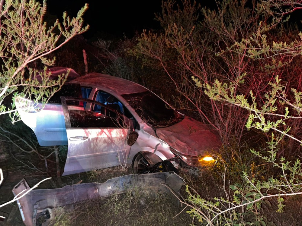 Carro capota na BA-411 entre Conceição do Coité e o distrito de Salgadália; motorista e passageiro sofreram ferimentos leves