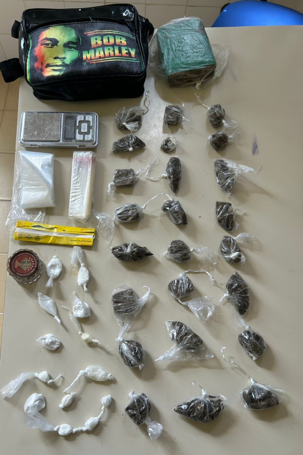 Suspeito abandona bolsa com drogas durante fuga em Retirolândia