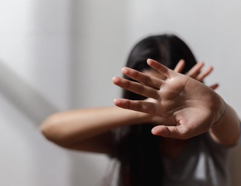 Mulher é agredida pelo companheiro e desmaia em Conceição do Coité; suspeito fugiu