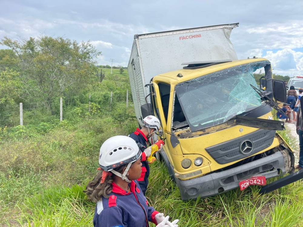 Duas pessoas morrem após colisão entre caminhão e ônibus na BR-324; Águia Resgate atuou na ocorrência