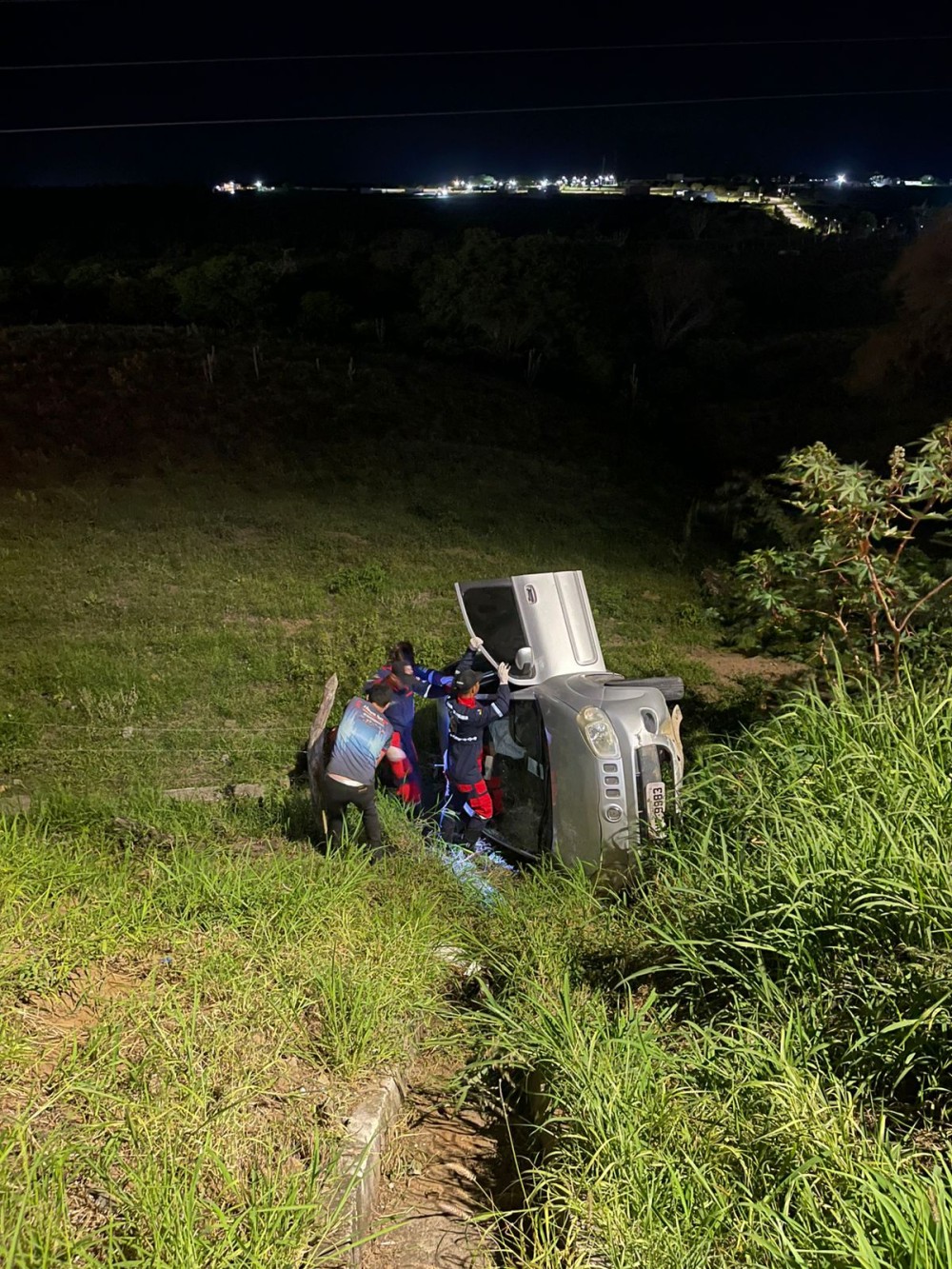 Carro capota e cai em ribanceira em Conceição do Coité; homem foi encontrado desorientado
