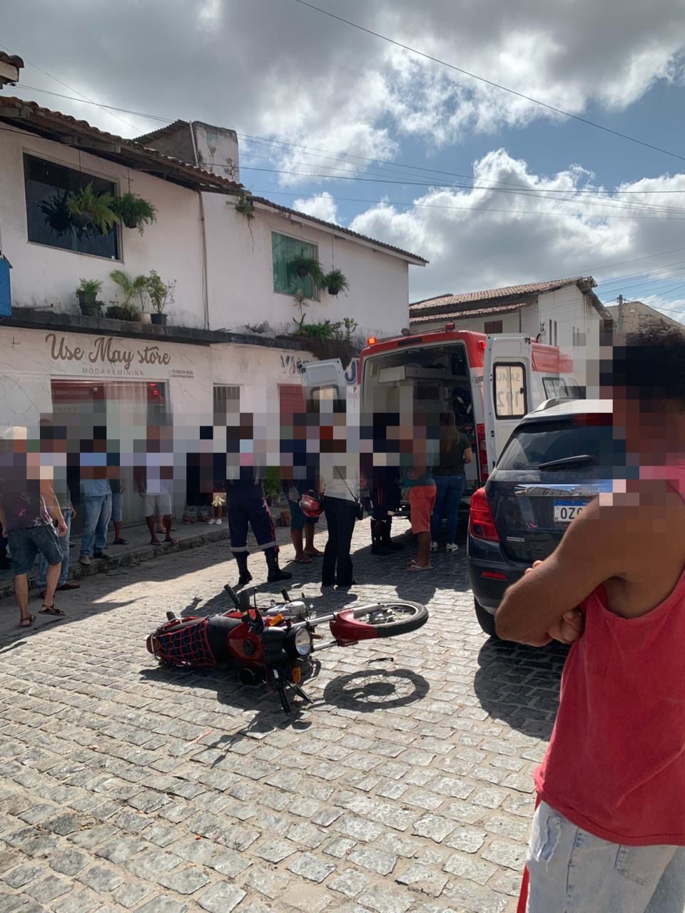 Acidente de trânsito deixa duas pessoas feridas em Conceição do Coité; caminhão passou sobre perna de passageira de mototáxi