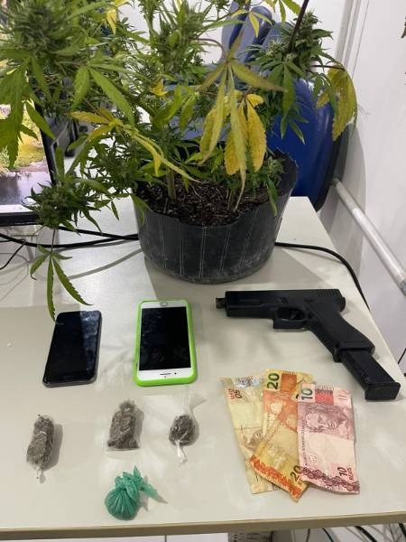 Suspeitos tentam fugir de abordagem, mas são detidos pela PM com drogas e simulacro de arma no bairro Cruzeiro em Conceição do Coité