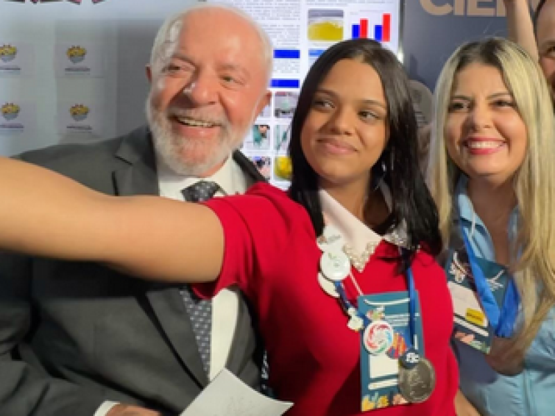 Estudante de Araci apresenta projeto de luvas de bioplástico de sisal ao presidente Lula