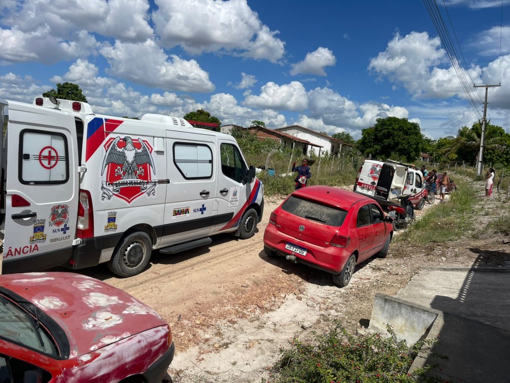 Colisão entre carro e moto deixa gestante e homem feridos na zona rural de Conceição do Coité