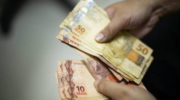 Falso cliente consome bebidas e furta R$ 2 mil em distribuidora de Conceição do Coité; família abriu mão da ceia de Natal pra recuperar o dinheiro