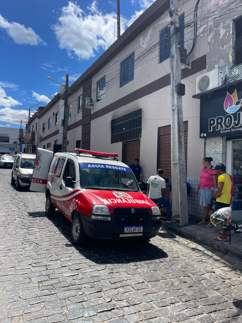 Idoso fica ferido após cair e bater a cabeça no meio-fio no centro de Conceição do Coité
