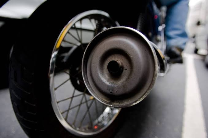 Homem tem moto apreendida pela PM após barulho excessivo causado por descarga aberta em Conceição do Coité; condutor não possui CNH