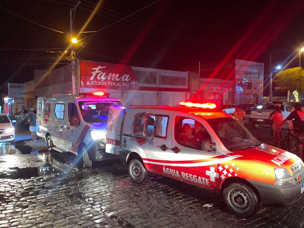 Colisão entre motocicletas deixa menina de 11 anos e dois adultos feridos no centro de Conceição do Coité