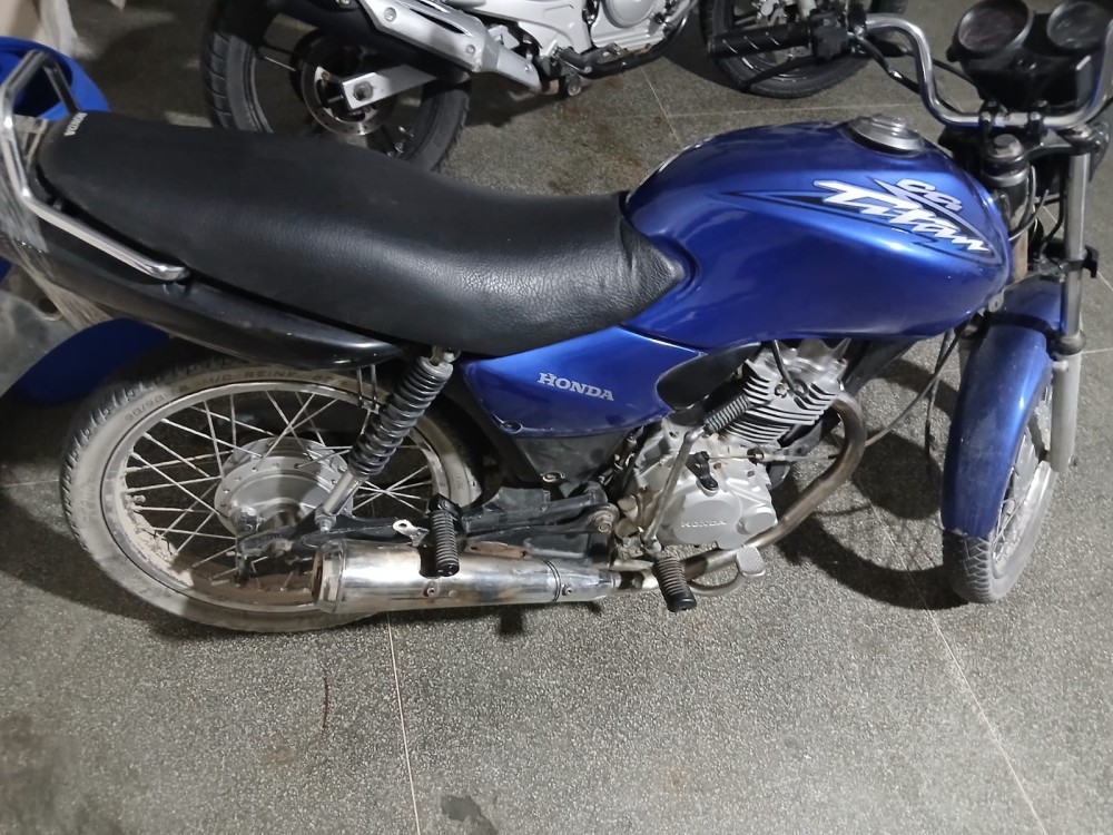 Condutor é flagrado pela PM com motocicleta sucata, descarga livre causando barulho excessivo e sem CNH no centro de Conceição do Coité
