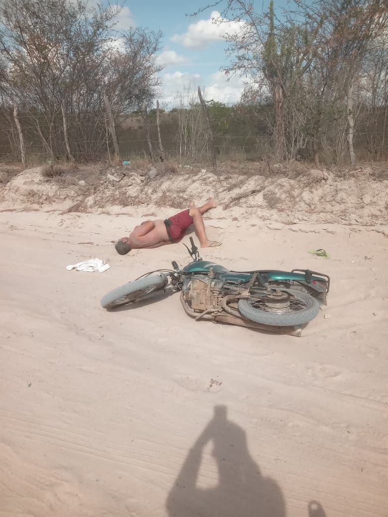 Idoso fica ferido após cair de moto na estrada que liga ao distrito de Juazeirinho em Conceição do Coité