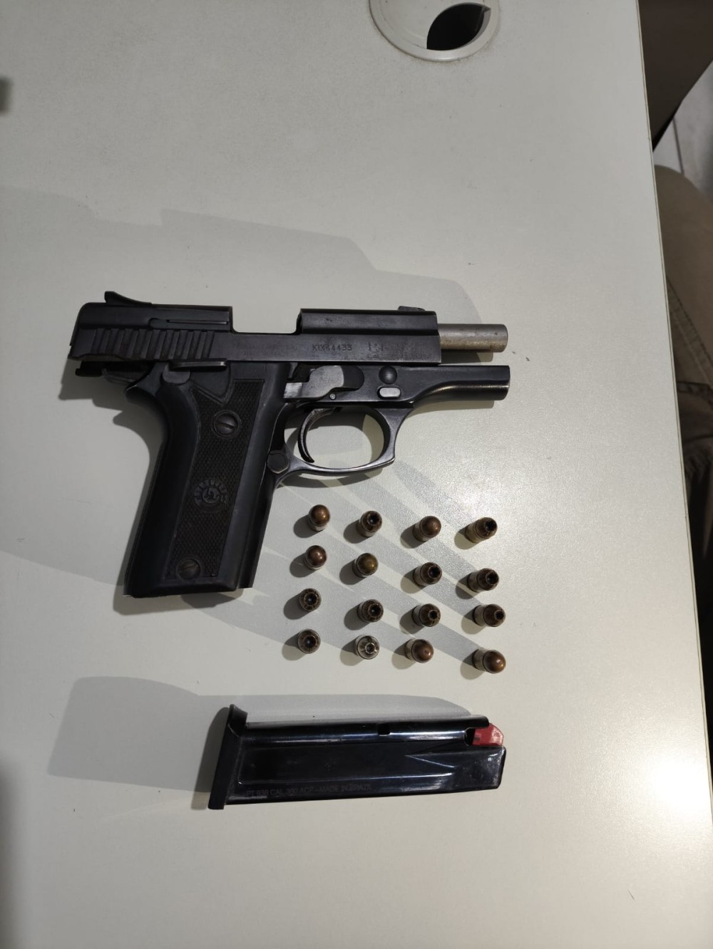 Discussão por acesso ao WhatsApp termina com mulher ferida e arma apreendida em Serrinha
