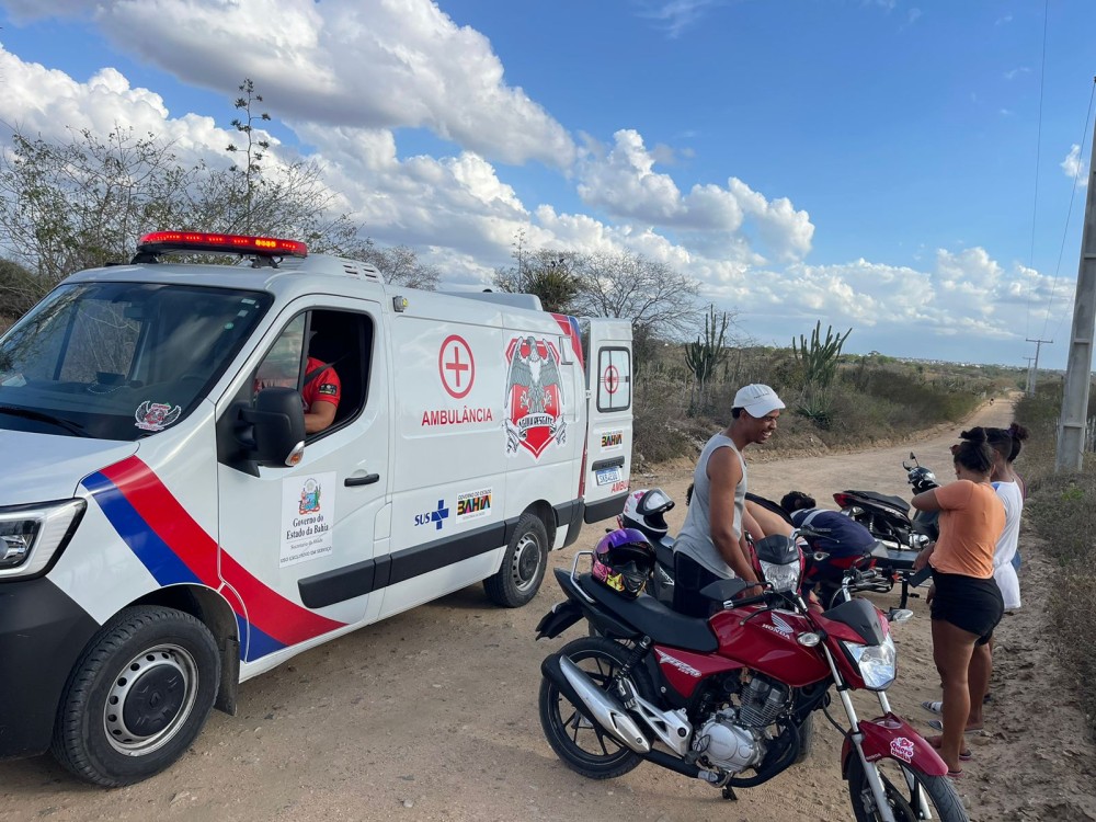 Jovem perde controle de moto e fica ferida ao cair em barranco em Conceição do Coité