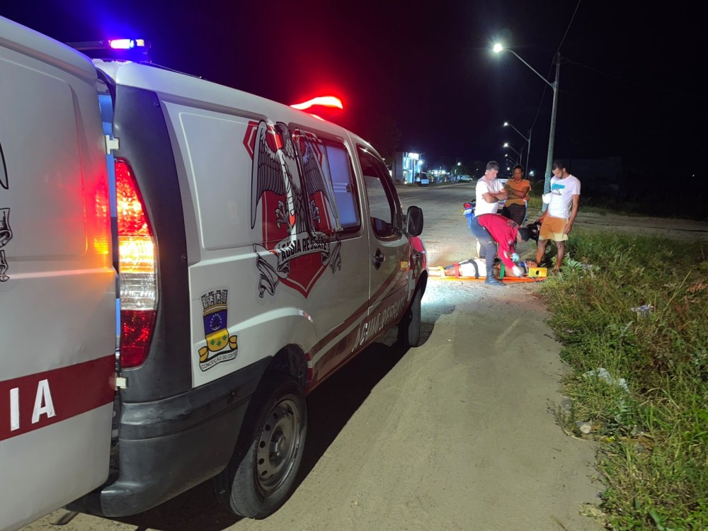 Adolescentes ficam feridos após vestido enroscar na corrente e travar pneu de motocicleta na BA-120 em Conceição do Coité