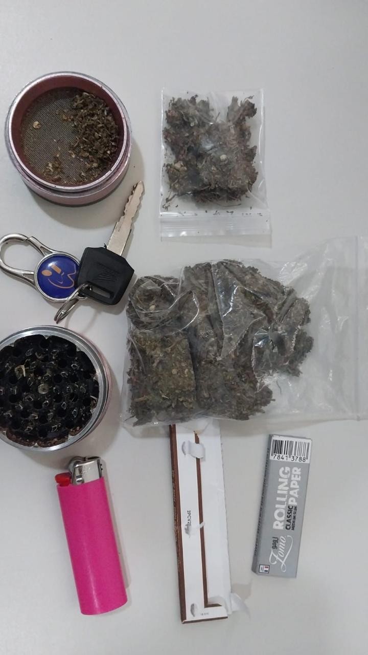 Motociclista sem documentos e com placa suprimida é flagrado com droga no bairro dos Barreiros em Conceição do Coité