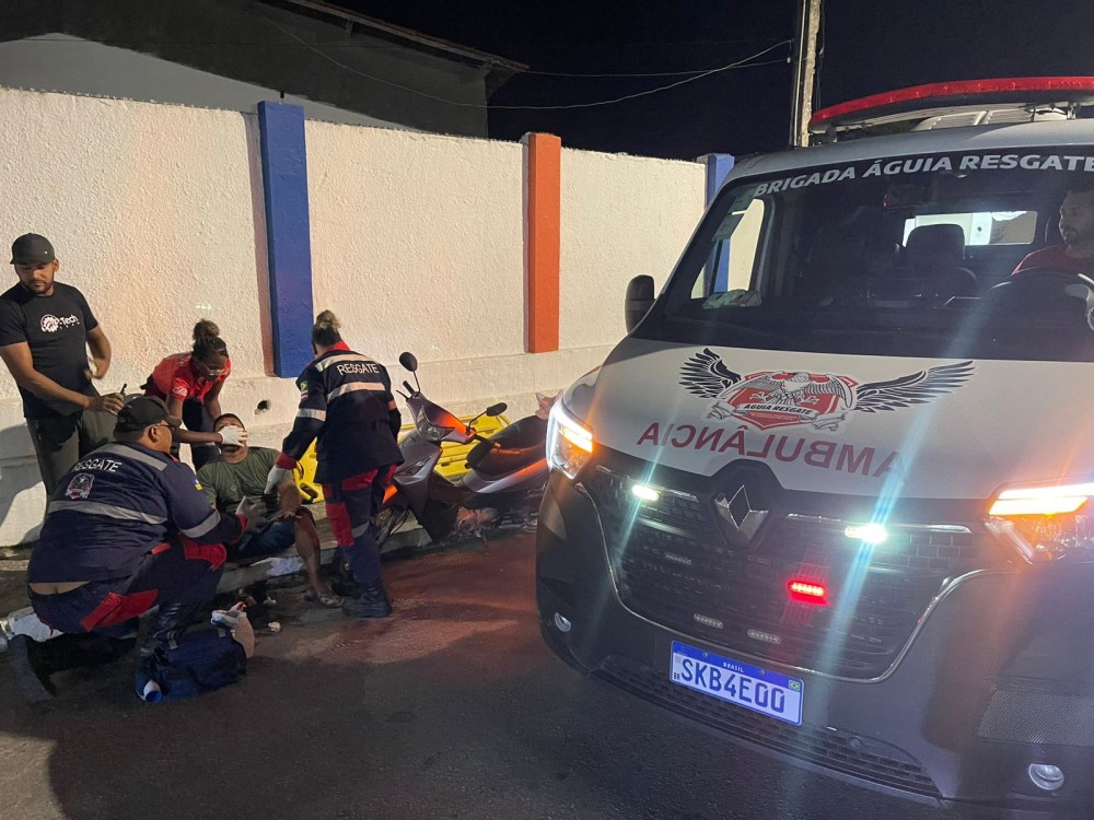 Motociclista sofre suspeita de fraturas no rosto após acidente no centro de Conceição do Coité