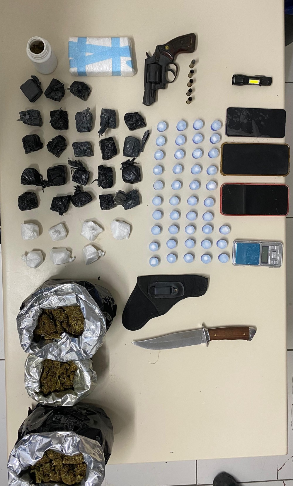 Confronto com a PM termina com suspeito morto e grande apreensão de drogas na zona rural de Serrinha