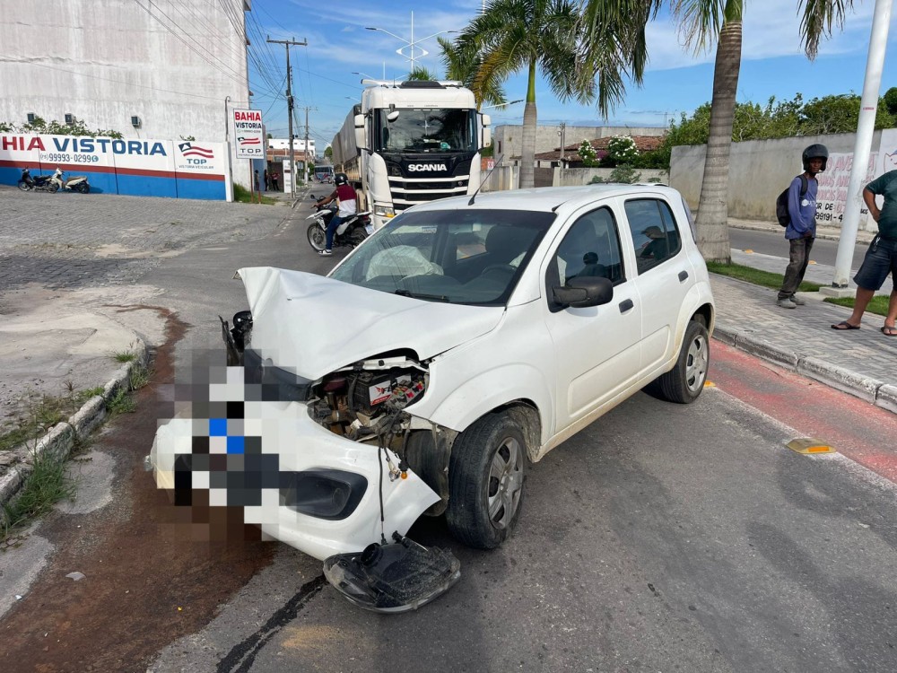 ATUALIZADA: Carro fica destruído após colisão com poste, mas motorista não sofre ferimentos graves graças ao cinto de segurança em Conceição do Coité
