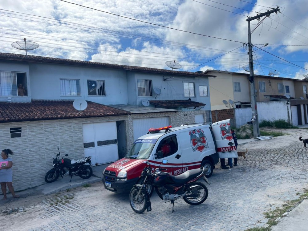 Mototaxista e passageira ficam feridos após cachorro atravessar à frente da moto no bairro Casas Populares em Conceição do Coité