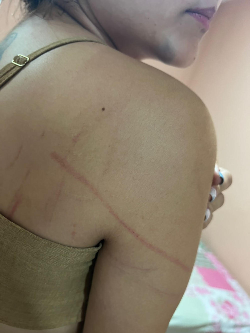 Mulher é agredida por outras três em Queimadas e vídeo mostra tudo: ‘Covardia’
