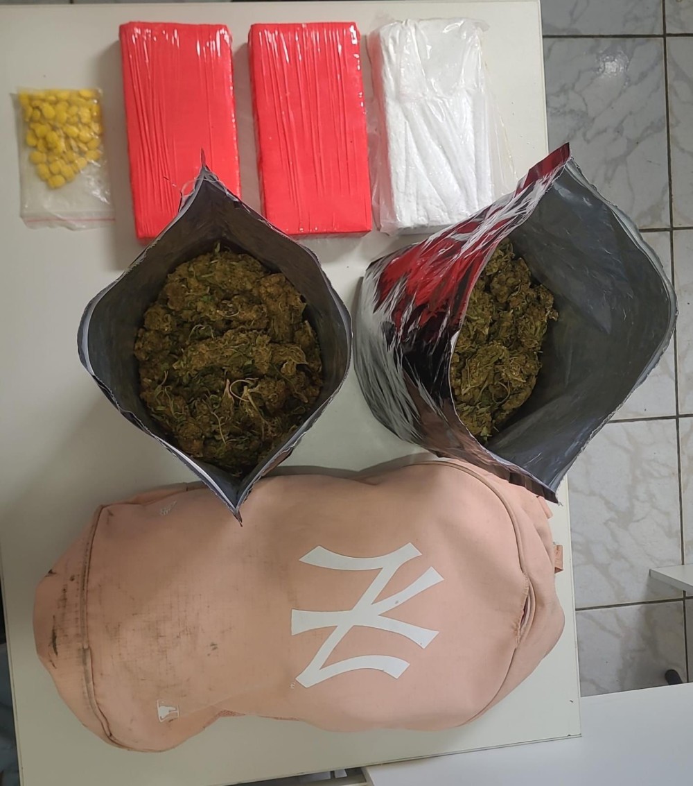 Policiais da CETO prendem suspeito com grande quantidade de cocaína, maconha e LSD no bairro do Açudinho Conceição do Coité