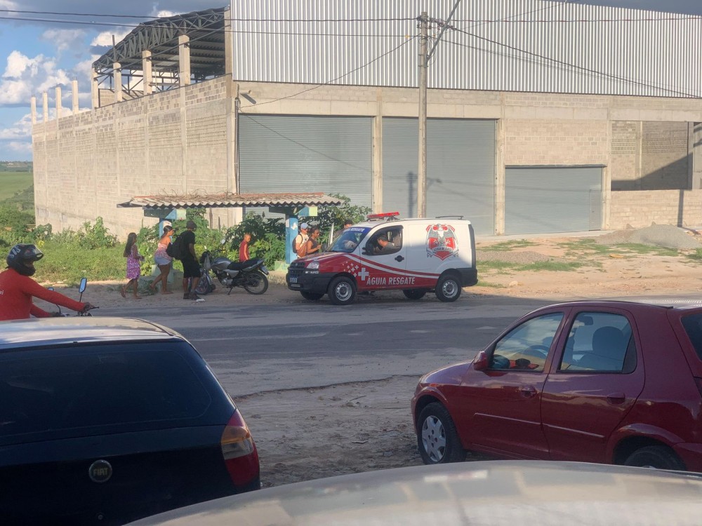 Mulher fica ferida ao tentar desviar de buraco na pista da BA-120 em Conceição do Coité