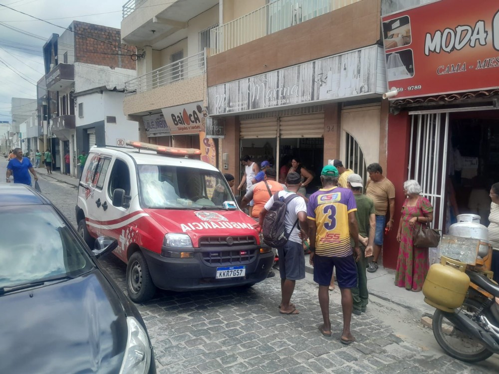 Idosa sofre ferimento profundo na cabeça após queda no centro de Conceição do Coité