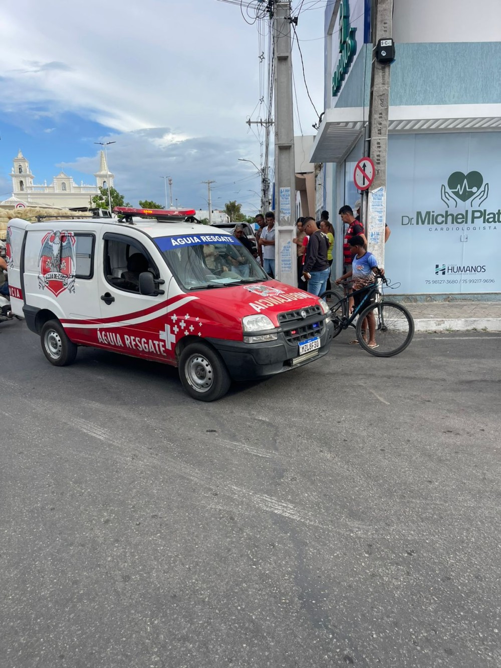 Jovem perde controle de moto ao desviar de buraco e bate em poste no centro de Conceição do Coité