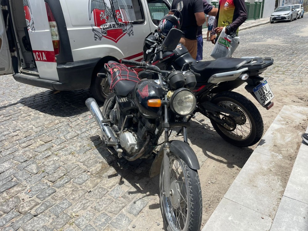 Acidente entre motos deixa mototaxista e menor feridos no centro de Conceição do Coité