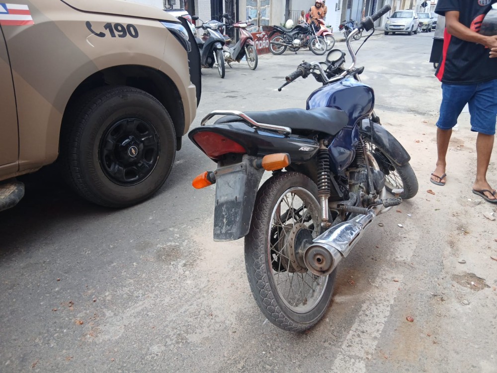 PM apreende moto sem placa e sem numeração do chassi no bairro Açudinho em Conceição do Coité