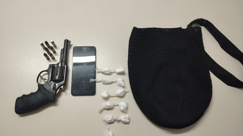 Homem é preso com revólver e 11 papelotes de cocaína na zona rural de Araci