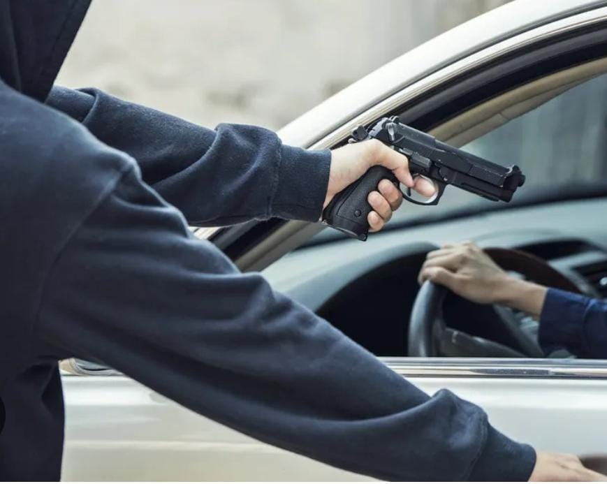 Casal é abordado por criminosos armados e tem carro e pertences roubados em Teofilândia