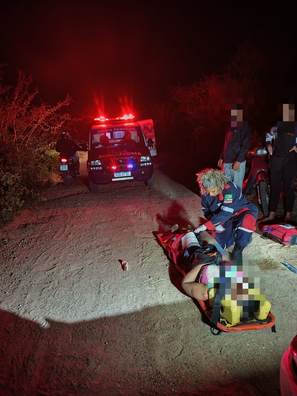 Mulher fica ferida após cair de moto ao passar por “levada” na zona rural de Conceição do Coité