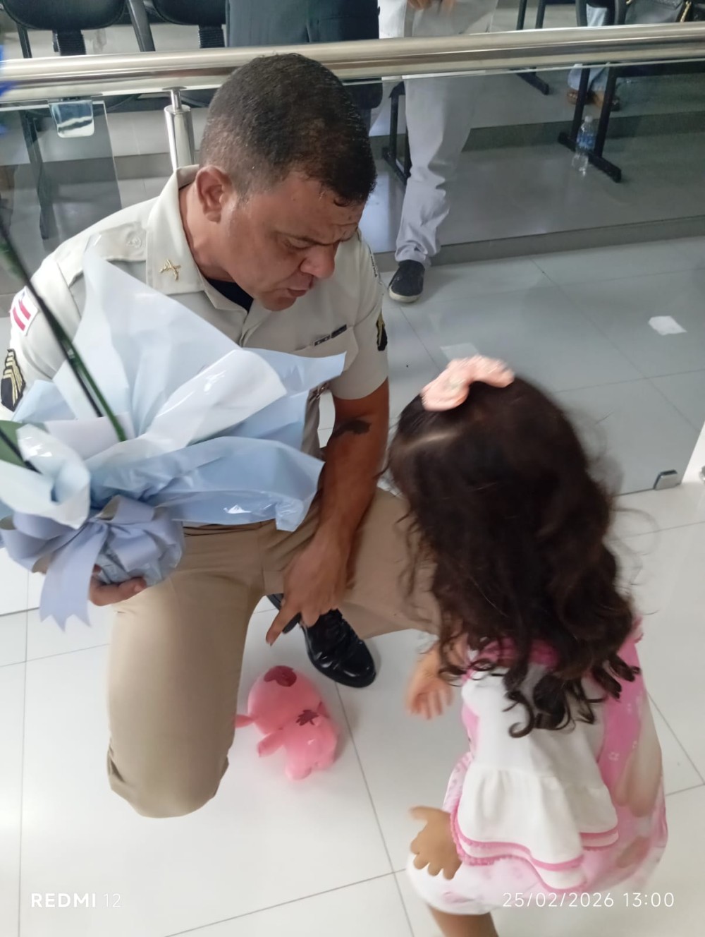Sargento que comandou guarnição de PM morto em serviço em Santaluz acolhe filha do policial durante homenagem e comove público